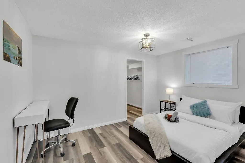 Modernoasis With Ac&Movieroom Close To Downtown15' Banff 60' YYC Tatil Evi
